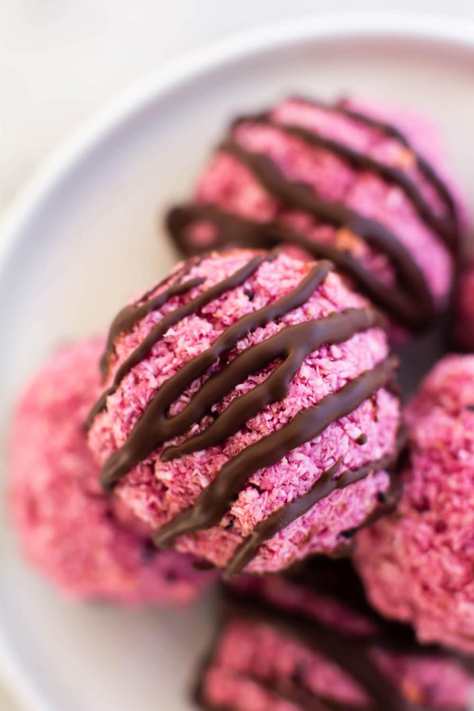 Pitaya Pink Coconut Macaroons {vegan & oilfree}
