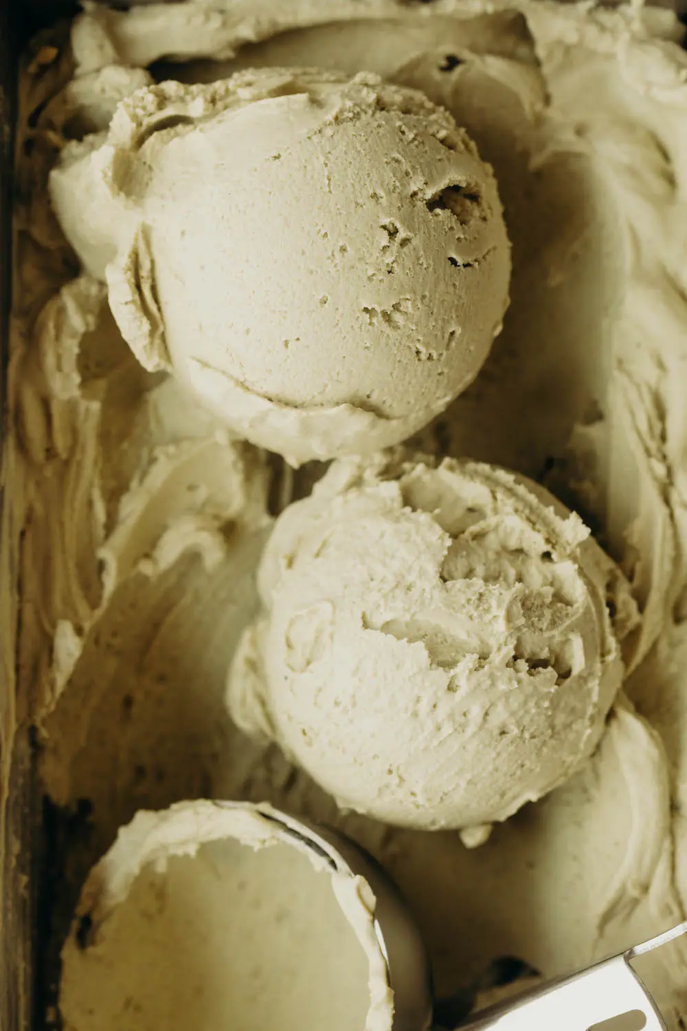 https://feastingonfruit.com/wp-content/uploads/2023/05/Vegan-Pistachio-Ice-Cream-2.jpg