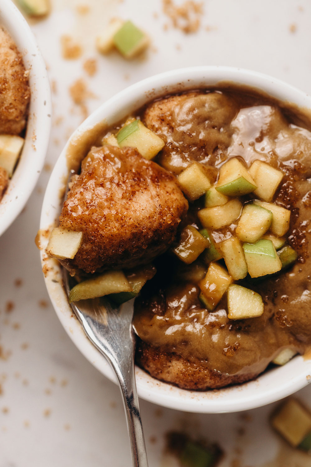 APPLE CINNAMON CARAMEL MUG CAKE | Tropeaka